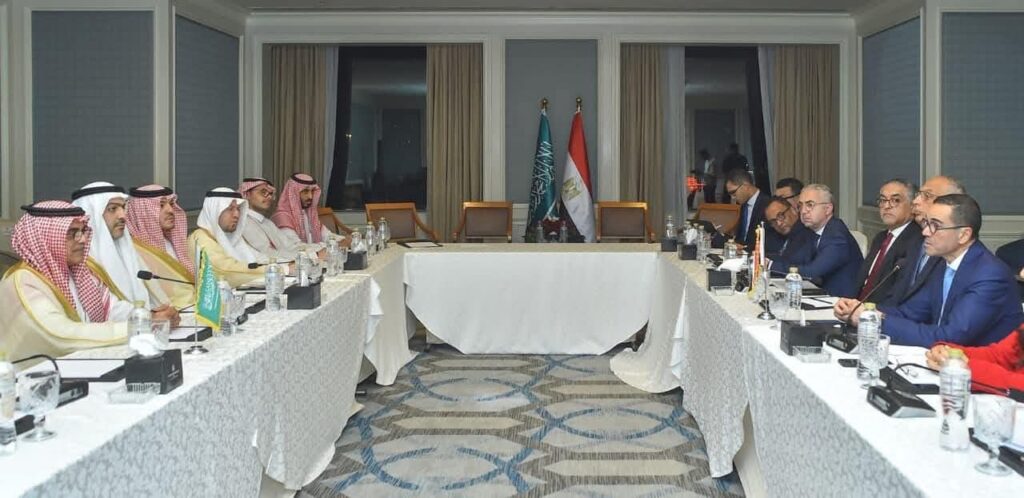 وزير الاستثمار والتجارة الخارجية يبحث مع مسئولين سعوديين سبل تعزيز التعاون الاستثماري والتجارى بين البلدين