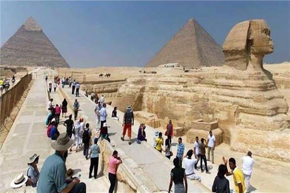 “غزو سياحي لمصر!.. القاهرة والجيزة تغصّ بالسياح وشرم الشيخ تستقبل موجات أوروبية غير مسبوقة