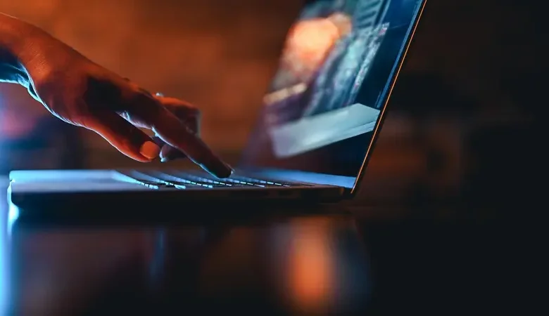 beware! رسائل "الرقم الخطأ" تهدد الهواتف والبريد الإلكتروني بالاحتيال