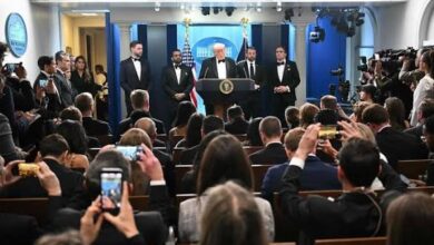 صورة للرئيس دونالد ترامب أثناء إلقاء تصريحاته حول حادث إطلاق النار في حفل عشاء مراسلي البيت الأبيض 2026.